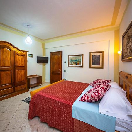 Hotel "San Saena " Radhimë エクステリア 写真
