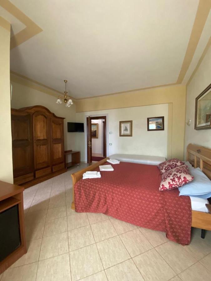 Hotel "San Saena " Radhimë エクステリア 写真