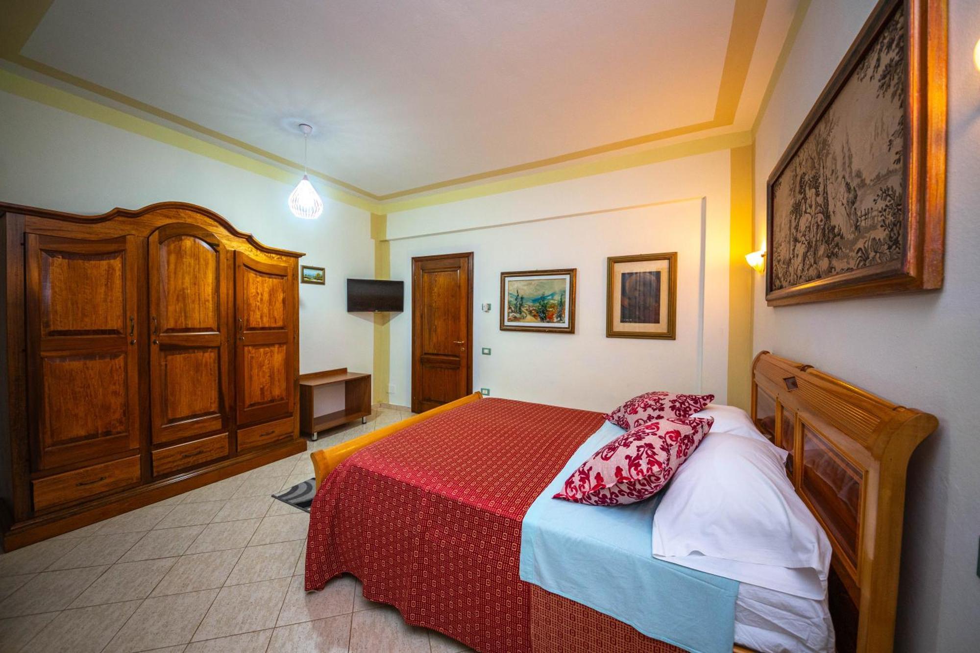 Hotel "San Saena " Radhimë エクステリア 写真