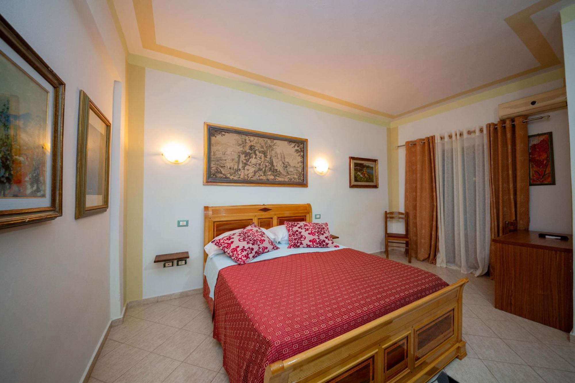 Hotel "San Saena " Radhimë エクステリア 写真