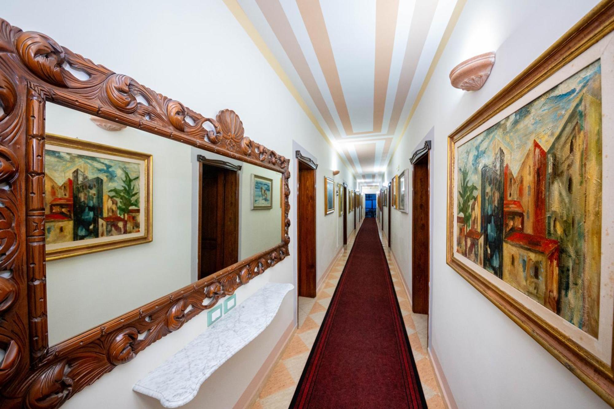 Hotel "San Saena " Radhimë エクステリア 写真