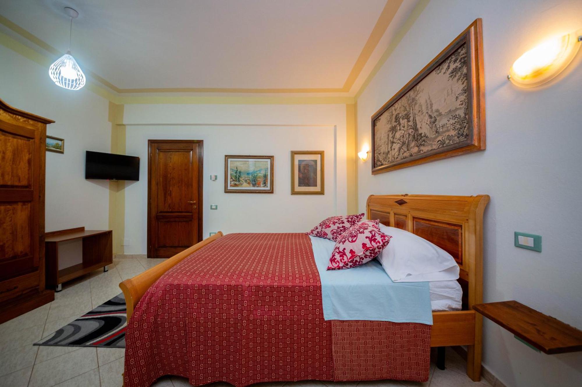 Hotel "San Saena " Radhimë エクステリア 写真