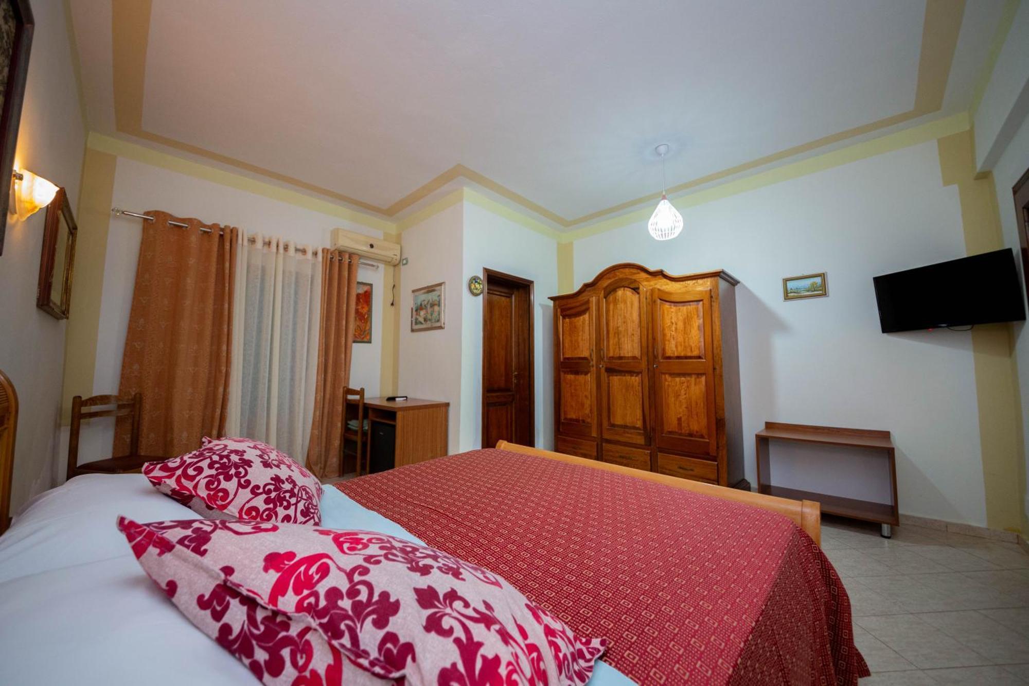Hotel "San Saena " Radhimë エクステリア 写真