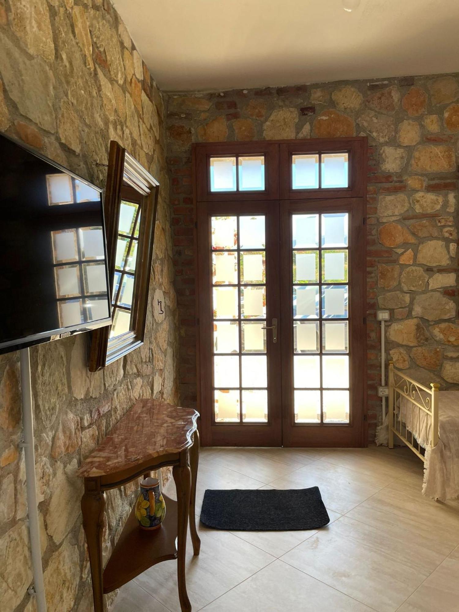 Hotel "San Saena " Radhimë エクステリア 写真