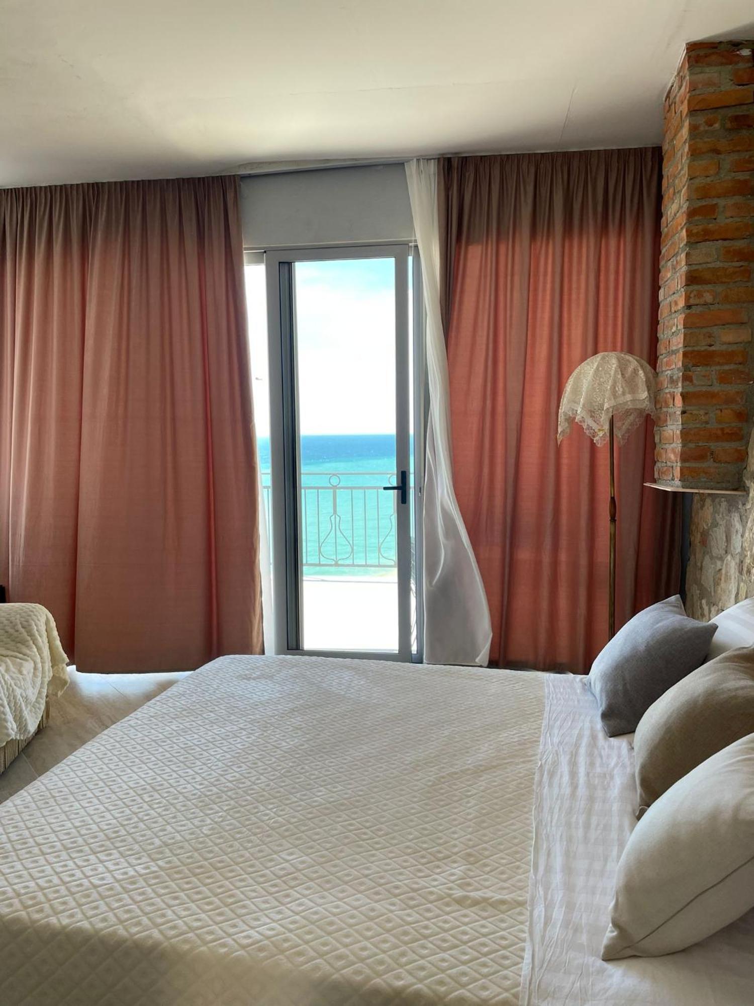 Hotel "San Saena " Radhimë エクステリア 写真