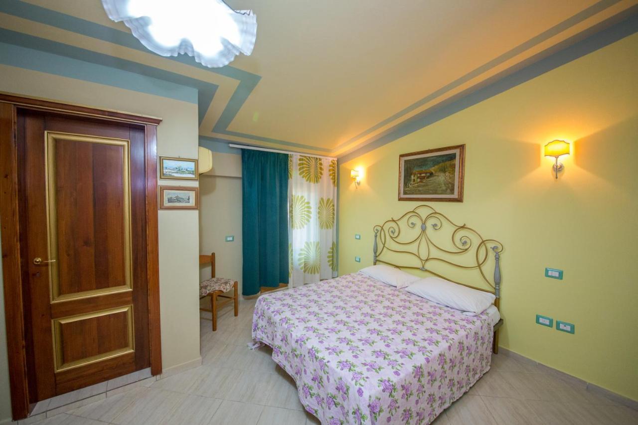 Hotel "San Saena " Radhimë エクステリア 写真