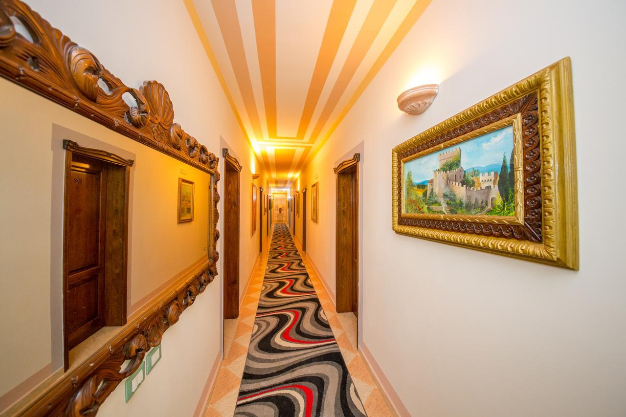 Hotel "San Saena " Radhimë エクステリア 写真