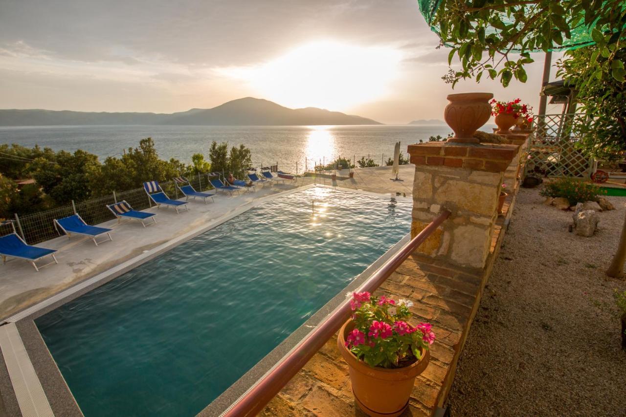 Hotel "San Saena " Radhimë エクステリア 写真