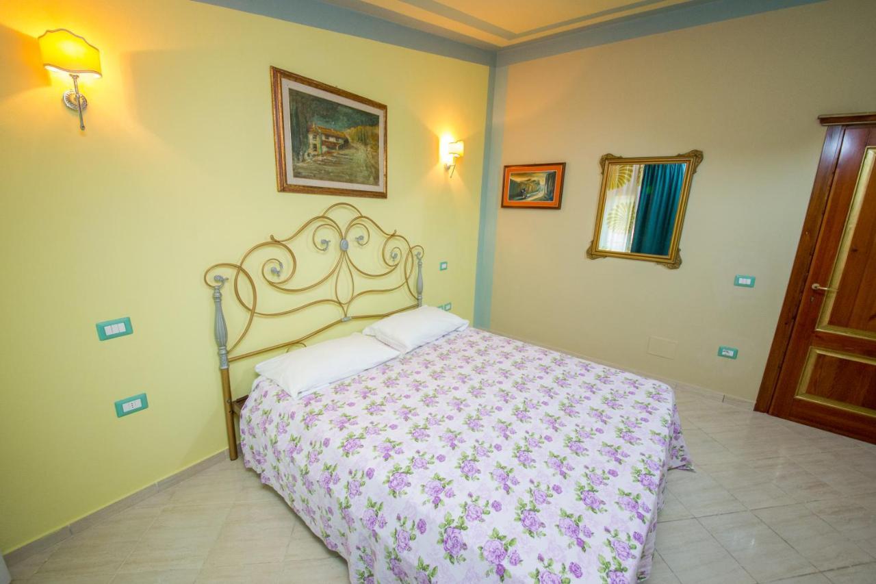 Hotel "San Saena " Radhimë エクステリア 写真