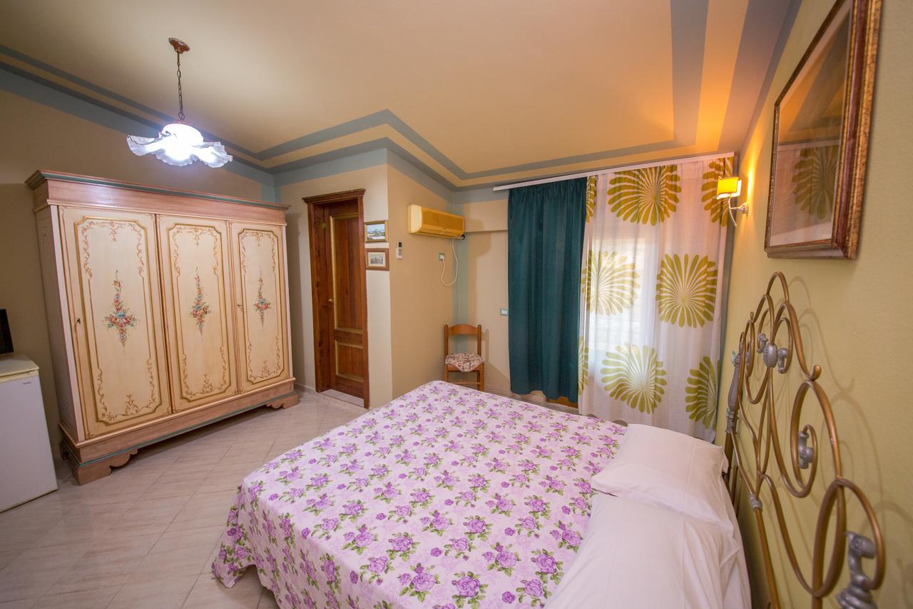 Hotel "San Saena " Radhimë エクステリア 写真