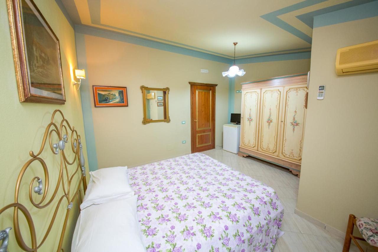 Hotel "San Saena " Radhimë エクステリア 写真