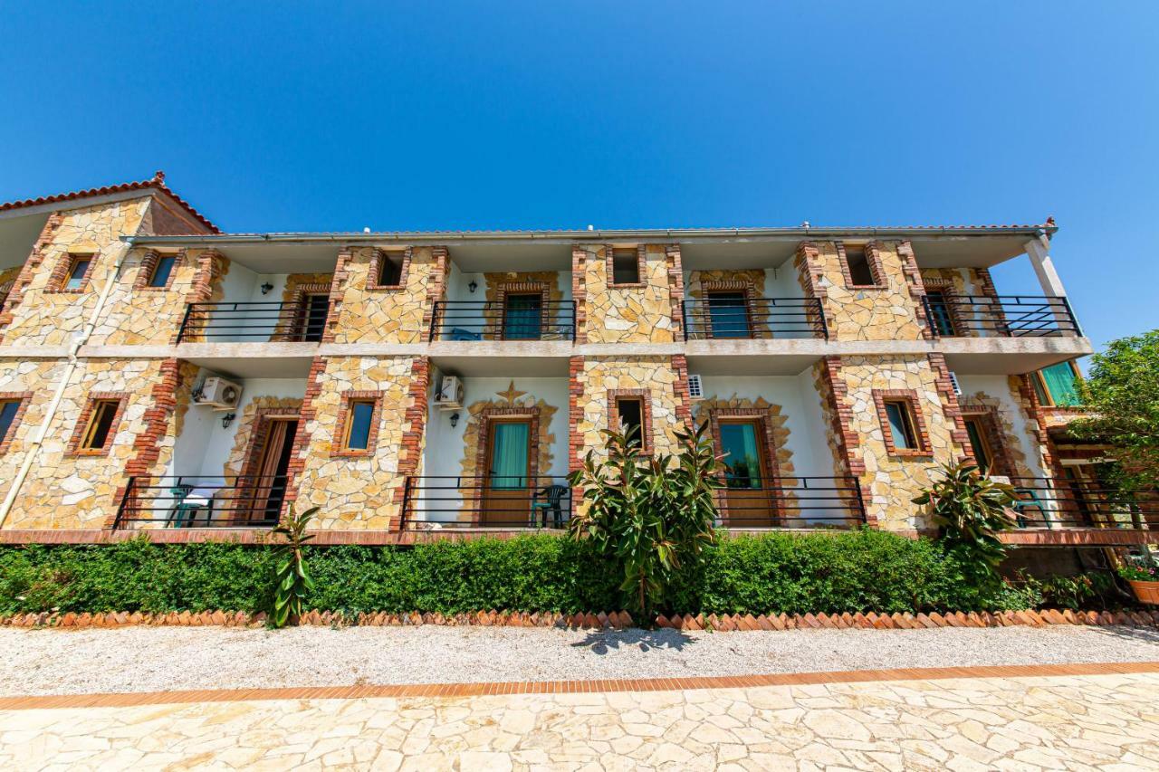 Hotel "San Saena " Radhimë エクステリア 写真