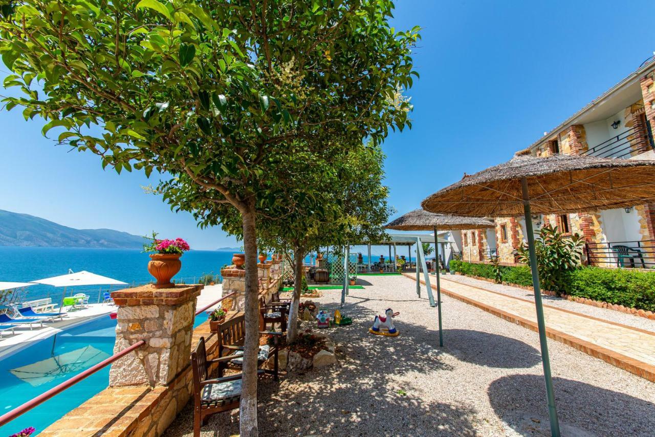 Hotel "San Saena " Radhimë エクステリア 写真